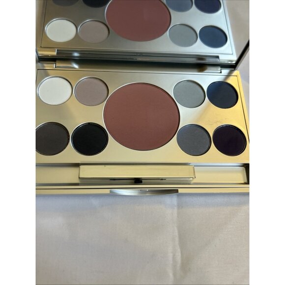 Models prefer Eight multi-faceted gemstone eye shadows & blush blue & browns - Picture 9 of 15